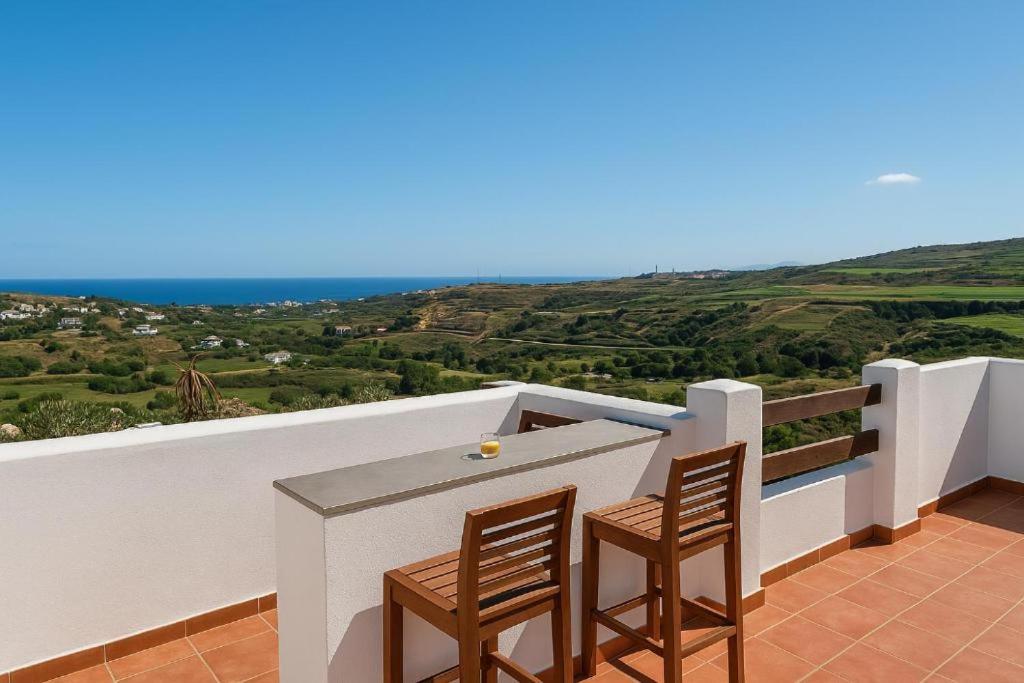 Balkon mit Panoramablick auf Meer und Hügel