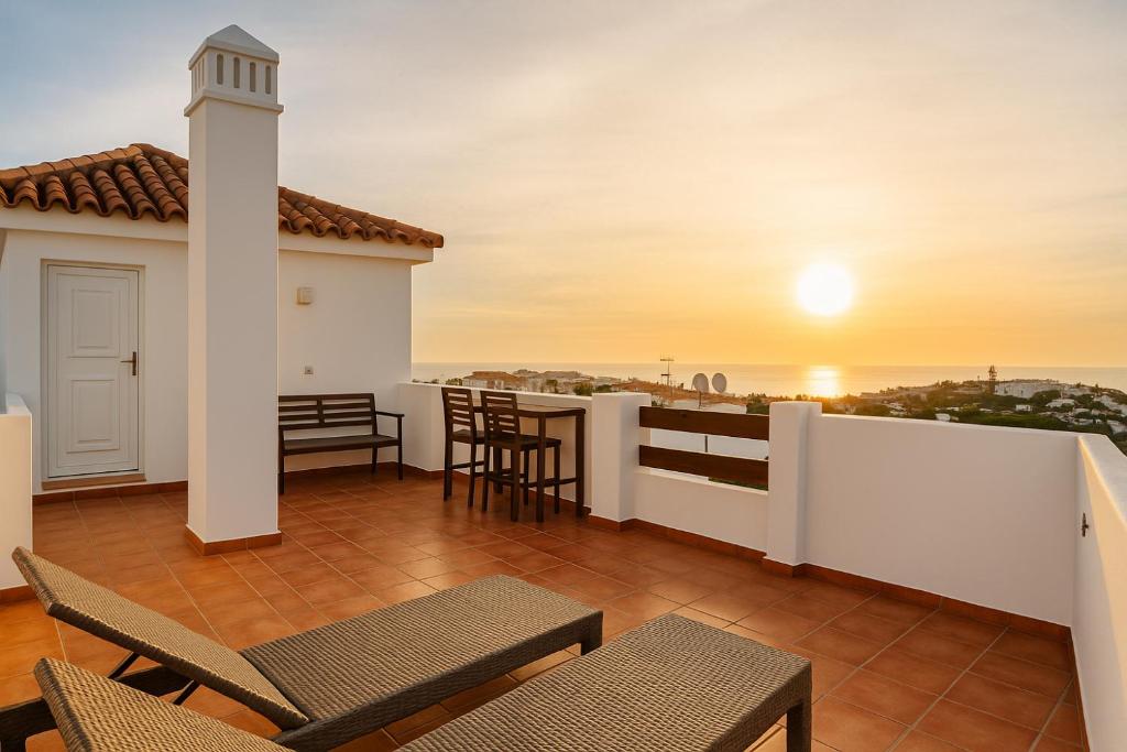Private Dachterrasse mit Meerblick im Sonnenuntergang